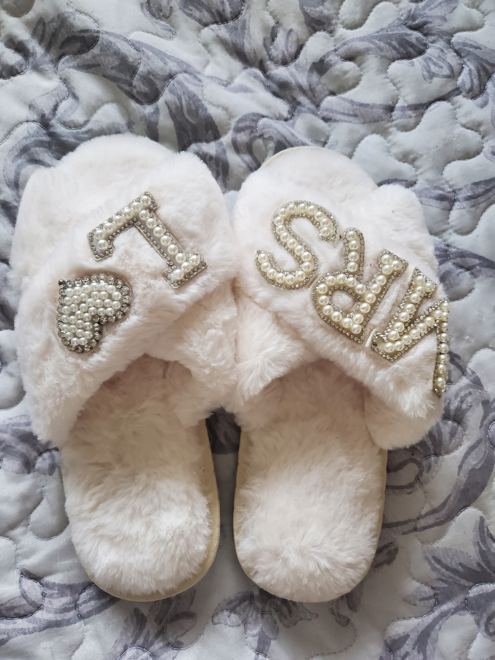 Pearl-Embellished Plush White Women's Slippers